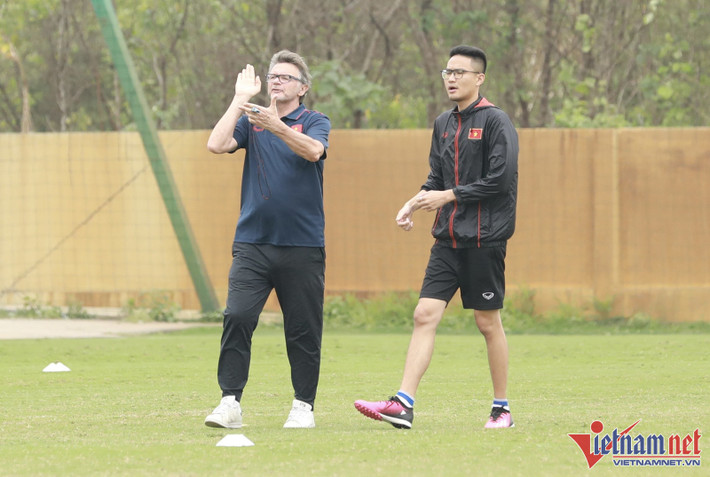 Trở lại buổi tập, sau khi chốt danh sách 23 cầu thủ U23 Việt Nam, HLV Philippe Troussier đưa ra những bài tập chuyên sâu hơn với học trò.
