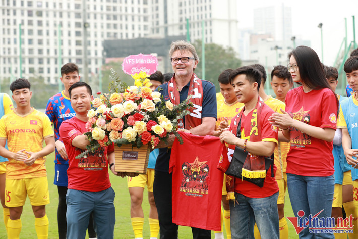 Sáng 17/3, U23 Việt Nam có buổi tập cuối cùng trước khi lên đường sang Qatar dự giải giao hữu Doha Cup. HLV Philippe Troussier nhận được sự quan tâm đặc biệt từ các CĐV. Theo đó, Hội CĐV VFS Miền Bắc tặng thầy trò HLV Philippe Troussier những món quà ý nghĩa như áo, hoa, khăn...