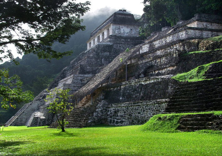 Thành phố Palenque của người Maya phát triển rực rỡ vào thế kỷ 7 và là một trong những trung tâm văn hóa - chính trị quan trọng nhất của nền văn minh này.