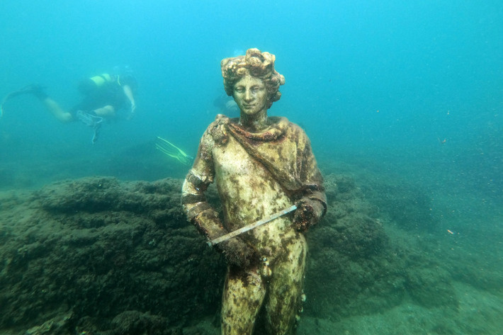 Trong suốt thời gian qua, giới khoa học nỗ lực giải mã nguyên nhân khiến thành phố Thonis-Heracleion biến mất. Một số giả thuyết được đưa ra như một cơn địa chấn, động đất hay đợt sóng thần dữ dội đã nhấn chìm thành phố này. Dù vậy, giới chuyên gia vẫn chưa tìm được đâu mới là nguyên nhân khiến Thonis-Heracleion "bốc hơi" khỏi mặt đất.