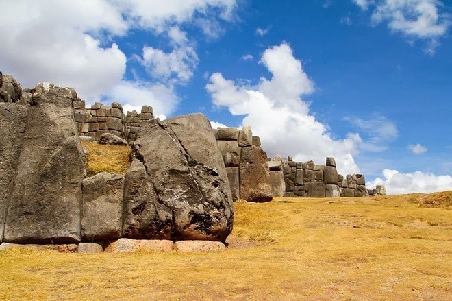 Người Inca đã xây dựng bức tường đá Sacsayhuaman bằng cách ghép những khối đá "khủng" có kích thước khác nhau mà không cần dùng vôi vữa hay chất kết dính nào. Theo các chuyên gia, mỗi tảng đá được dùng để xây dựng bức tường nơi đây có trọng lượng được ước tính từ 120 - 200 tấn.