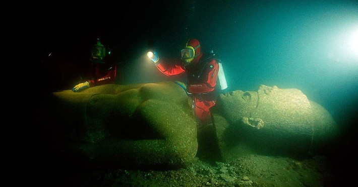 Thonis-Heracleion là một thành phố sầm uất của Ai Cập cổ đại khi là nơi giao thương hàng hóa đến từ Địa Trung Hải. Tàn tích thành phố cổ khoảng 2.700 tuổi được phát hiện chìm dưới đáy biển ở vịnh Abu Qir ngày nay, cách thành phố Alexandria của Ai Cập chỉ 24 km về phía đông bắc.