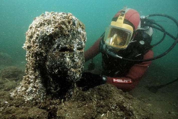 Theo các sử liệu, thành phố Thonis-Heracleion biến mất bí ẩn chỉ sau một đêm. Sự việc này xảy ra vào khoảng 1.200 năm trước.