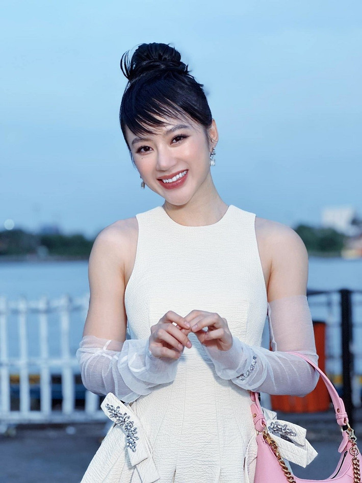 Trang phục có phần cổ cao, khoét nách làm nổi bật cánh tay cơ bắp của Angela Phương Trinh.