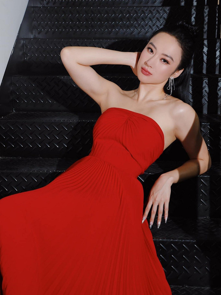 Thời trang dự sự kiện của nữ diễn viên gần đây luôn gắn liền những mẫu đầm sang trọng, nữ tính nhưng có kiểu dáng hở thân trên, giúp cô khoe phần bắp tay cùng vai săn chắc, khỏe khoắn.