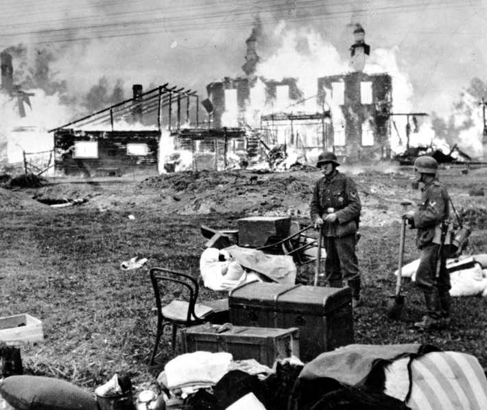 Vào tháng 12/1942, Bộ Tổng tư lệnh tối cao Liên Xô phê duyệt kế hoạch chiến dịch Iskra (Tia lửa) nhằm giải vây cơ bản cho Leningrad, khôi phục hoàn toàn và chắc chắn tuyến giao thông giữa Leningrad với nội địa Liên Xô. Từ đây, quân và dân Liên Xô thực hiện các cuộc tấn công khiến quân Đức từng bước bị đẩy lui.