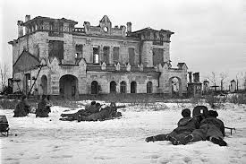 Cụ thể, để bao vây Leningrad, chính quyền Hitler đã triển khai hơn 700.000 quân tới thành phố chiến lược này. Cùng với đó, binh lính Đức quốc xã được trang bị nhiều vũ khí khí tài có sức hủy diệt lớn. Hitler muốn áp dụng chiến thuật đánh nhanh thắng nhanh nên thực hiện chiến dịch oanh tạc, vây hãm và cắt đứt các nguồn cung nhu yếu phẩm, đạn dược, vũ khí vào Leningrad để sớm chiếm được thành phố này.