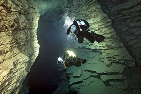 Tuy nhiên, nhiều chuyên gia khác cho rằng loài cá da trơn vàng không tồn tại ở hồ nước ngầm trong hang Hơi thở rồng. Theo đó, giới khoa học cho hay sẽ tiến hành thêm những nghiên cứu nhằm làm sáng tỏ hệ sinh thái tại hồ nước ngầm này.