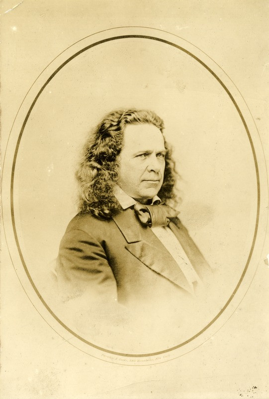 Elias Howe gây chú ý khi có một phát minh ra đời từ giấc mơ. Đó chính là máy khâu. Trước khi thành công, ông đã bỏ ra nhiều thời gian, công sức để chế tạo máy may công nghiệp nhưng đi vào ngõ cụt.