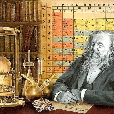 Nhà hóa học, nhà sáng chế người Nga Dmitri Mendeleev có một phát minh thay đổi thế giới ra đời từ giấc mơ. Ông muốn sắp xếp 65 nguyên tố hóa học đã biết theo một cách nào đó. Tuy nhiên, ông loay hoay chưa tìm được một mô hình phù hợp để phân biệt chúng và cần phải làm gì đó với trọng lượng của các nguyên tử.