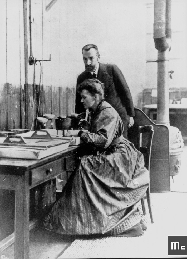 Vì tình yêu với ông Pierre Curie, bà Marie quyết định ở lại Pháp. Sau đó, hai nhà khoa học tài năng này kết hôn vào ngày 26/7/1895. Vào ngày cưới, bà Marie Curie không mặc váy cưới như nhiều người mà mặc bộ váy màu xanh sẫm thường sử dụng trong phòng thí nghiệm. Sau khi kết hôn, vợ chồng bà lần lượt có thêm thành viên mới là 2 con gái tên Irene và Eve.