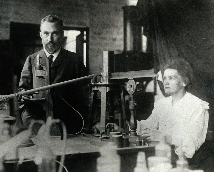 Nữ khoa học gia Marie Curie giành giải Nobel thứ hai trong lĩnh vực Hóa học là vào ngày 10/12/1911. Bà được vinh danh vì đã khám ra 2 chất radium và polonium. Trong đó, polonium được bà đặt tên để tưởng nhớ đất nước Ba Lan của mình (Poland). Không chỉ có sự nghiệp thành công, Marie Curie còn có chuyện tình đẹp với ông Pierre Curie. Đối với bà, ông vừa là bạn đời lý tưởng vừa là cộng sự tuyệt vời.