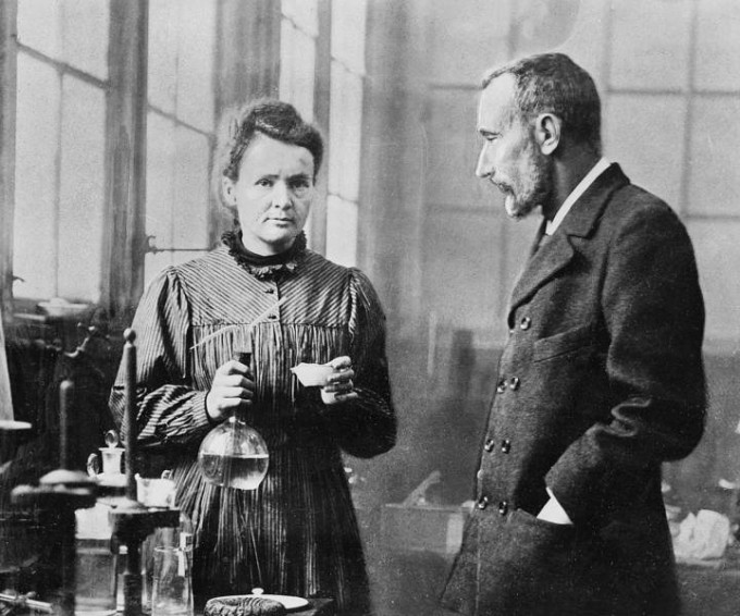 Hai người có tình yêu đẹp khiến nhiều người ngưỡng mộ. Khi bà Marie Curie gặp gỡ Pierre Curie thì ông đã là một nhà khoa học nổi tiếng. Đặc biệt, ông Pierre Curie khi ấy có quan điểm khá cực đoan giống nhiều người thời đó là phụ nữ không thể trở thành nhà khoa học. Thế nhưng, ông đã thay đổi cái nhìn về phụ nữ làm khoa học trong quá trình làm việc chung với bà Marie Curie.