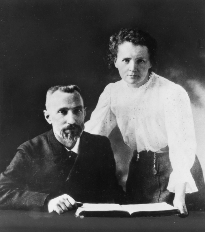 Sau cùng, Marie Curie được đưa vào danh sách đề cử. Vào tháng 12/1903, ba nhà khoa học gồm: Becquerel và vợ chồng nhà Curie cùng được trao giải Nobel Vật lý.