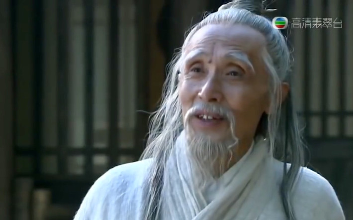 Một người lớn nằm trên mặt đất và một người bên cạnh xúc đất chôn được cho là tiên tri về cái chết của Lưu Bị. Chữ "Bạch" lớn ám chỉ Lưu Bị qua đời ở Thành Bạch Đế. Qua đó, tài tiên tri của Lý Ý được nhiều người biết đến. Ảnh trong bài mang tính minh họa.