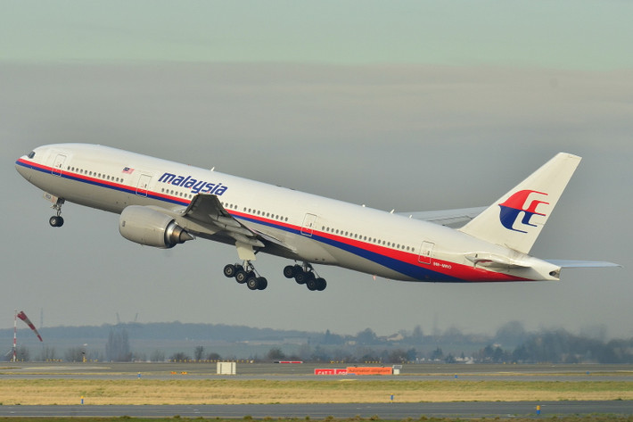 Trong khi giới chức trách và các nhà điều tra chưa tìm ra tung tích máy bay MH370 cũng như nguyên nhân khiến chuyến bay gặp nạn, một số giả thuyết gây sốc được đưa ra để lý giải sự việc này.