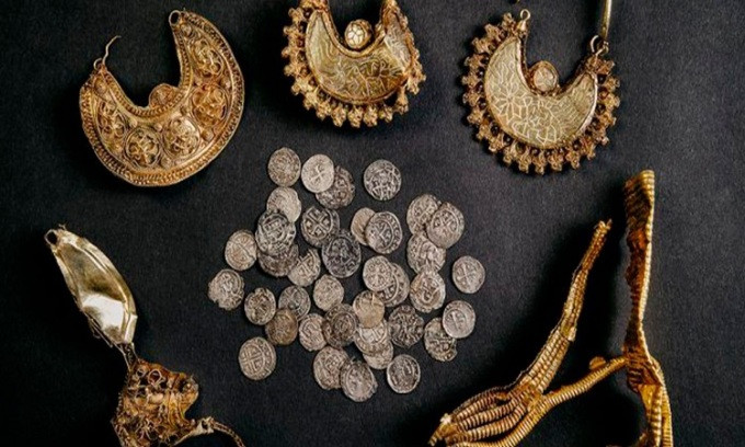 Mới đây, các nhà khảo cổ tại Bảo tàng Cổ vật Quốc gia Hà Lan (Rijksmuseum van Oudheden) đã xác định niên đại của kho báu trên.