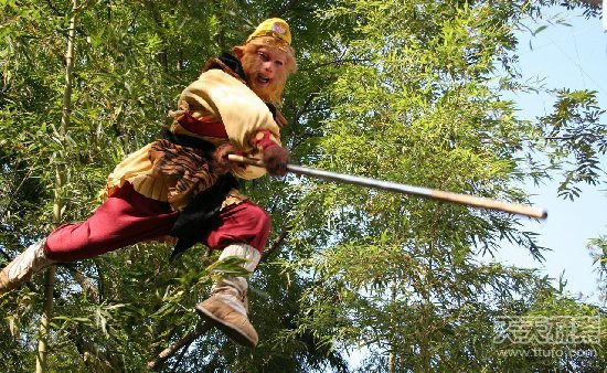 Tuy nhiên, sau đó, Tôn Ngộ Không và các Long Vương bị hút vào Túi Hậu Thiên - pháp bảo có thể thâu tóm được vạn vật, hút cả trời đất không gì chống lại được mà Hoàng Mi Lão Phật sử dụng.