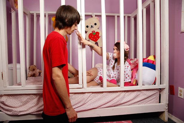 Nhà của Jessie đầy búp bê, chai lọ, bỉm và tất cả đồ dùng cho trẻ sơ sinh hay trẻ mới biết đi, tuy nhiên những đồ dùng đó không dùng cho con hay cháu của Jessie mà dành cho cô.