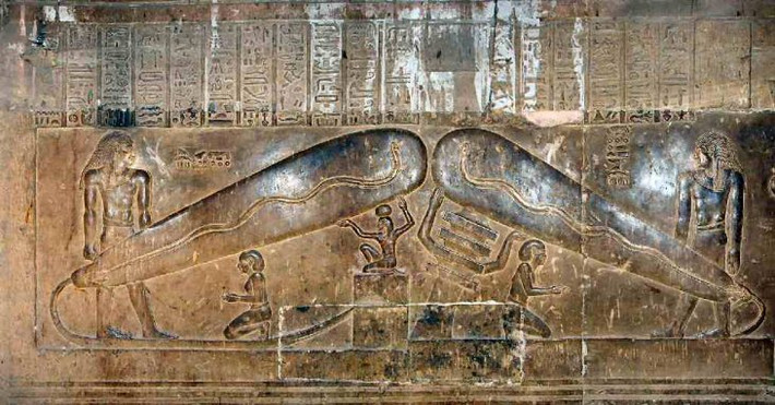 Dưới đền thờ Hathor ở Dendera, Ai Cập là một tác phẩm điêu khắc miêu tả một loại công cụ giống như cấu tạo và hình dạng của những chiếc bóng đèn khổng lồ. Không ai biết và lý giải nổi, tại sao ở thời cổ đại, người Ai Cập có thể có khái niệm bóng đèn.