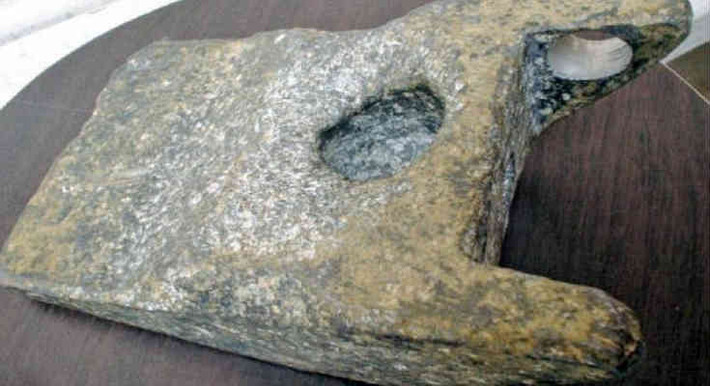 Năm 1974, các công nhân xây dựng đã phát hiện ra một khối nhôm rắn chắc. Qua giám định, khối nhôm này khoảng 400 năm tuổi. Tuy nhiên, nhôm là hợp chất con người tạo ra và nó chỉ được sản xuất như thế này vào những năm 1800. Vậy, trước đó 200 năm, ai là người đã chế ra khối nhôm rắn này?