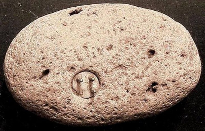 Hòn đá Petradox là một trong những hòn đá đặc biệt nhất thế giới. Hòn đá này có ba thanh kim loại gắn trên mình, giống như được thiết kế để hoạt động như một loại dây dẫn điện. Đáng nói, làm thế nào mà nó lại được tạo ra từ 100.000 năm trước?