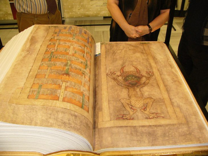 Bản thảo Codex Gigas là bản thảo minh họa lớn nhất thế giới, còn được gọi là Kinh thánh của Quỷ dữ. Câu chuyện kể rằng một nhà theo đạo đã hợp tác với ma quỷ và cuốn sách này là kết quả của hiệp định của họ. Tất nhiên, tất cả chỉ là truyền thuyết. Tuy nhiên, nó rất gây tò mò và không sao lý giải được tường tận.