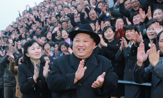 Vừa qua, nhà lãnh đạo Triều Tiên Kim Jong Un đến thăm Đại học Sư phạm Bình Nhưỡng nhân dịp trường này hoàn thành việc nâng cấp.
