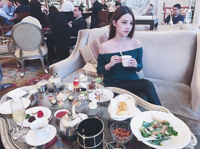 Những hình ảnh đáng ghen tị của Jolie Nguyễn. Chloe Nguyễn Chloe Nguyễn, tên thật là Nguyễn Cao Quỳnh Anh, cô nàng beauty blogger xinh đẹp sinh năm 1997 trong một gia đình kinh doanh nổi tiếng ở TPHCM. Cô nàng đang theo học tại trường Đại học Quốc Tế RMIT, Việt Nam.