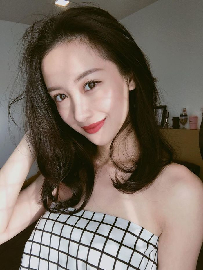 Một số hình ảnh hiện tại của nàng "hot girl trà sữa". Jolie Nguyễn Jolie Nguyễn, tên thật là Nguyễn Phương Mai, người đẹp sinh năm 1997 danh giá giành được ngôi vị cao nhất của cuộc thi Hoa hậu Thế giới người Việt tại Úc năm 2015. Với thành tích học tập đáng nể, thi đỗ vào trường Đại học Macquarie nằm top 5 ngôi trường danh tiếng nhất ở Australia, nhưng vì đam mê với ngành giải trí cô quyết định trở về nước theo học tại trường RMIT, Việt Nam. Mới đây, hình ảnh của Jolie Nguyễn với set đồ trị giá gần một tỉ đồng được xuất hiện trên tạp chí Vogue - tạp chí danh giá về thời trang ở Mỹ. Đây chính là 5 hot girl Việt đến báo chí và giới trẻ nước ngoài cũng phải "xuýt xoa" khen ngợiĐây chính là 5 hot girl Việt đến báo chí và giới trẻ nước ngoài cũng phải "xuýt xoa" khen ngợi