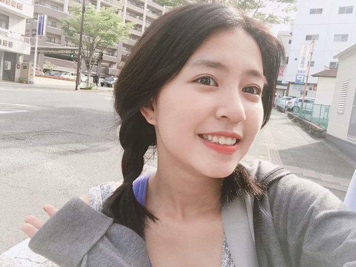 Cô nàng xinh đẹp Mẫn Tiên. Hai năm gần đây, tên tuổi của Mẫn Tiên gần như mất hút trong làng giải trí Việt vì cô nàng chú tâm hơn vào học hành. Năm 2015, Mẫn Tiên nhận được học bổng và sang Nhật theo học ngành Quan hệ Quốc tế tại trường Đại học APU ở Oita, Beppu. Nhưng mới đây, tên tuổi Mẫn Tiên lại một lần nữa gây bất ngờ cho cộng đồng mạng khi xuất hiện trên BTV - đài truyền hình lớn của tỉnh Kagoshima, thuộc đảo Kyushu, Nhật Bản - trong phóng sự có tên Tege Jado News. Đoạn phóng sự ghi lại cảnh Mẫn Tiên tham quan các địa danh nổi tiếng của tỉnh Kagoshima, Nhật Bản. Nhờ vào ngoại hình sáng sủa, gương mặt gây thiện cảm với người nhìn, Mẫn Tiên nhận được nhiều phản hồi tích cực từ khán giả.