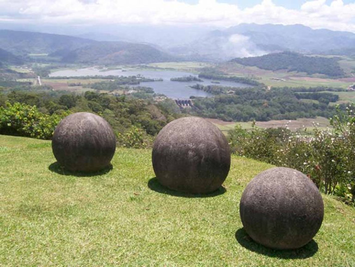 Những vật thể lạ hình cầu Las Bolas hoàn hảo này được làm từ dung nham nóng chảy. Chúng nằm rải rác khắp Delta Diquis thuộc miền nam Costa Rica. Các nhà khảo cổ, nghiên cứu cho rằng, những hình cầu hoàn hảo này có thể được tạo ra bởi một nền văn minh cổ xưa cho các mục đích chiêm tinh, nhưng họ thực sự không lý giải nổi những viên đá này được tạo thành như thế nào.
