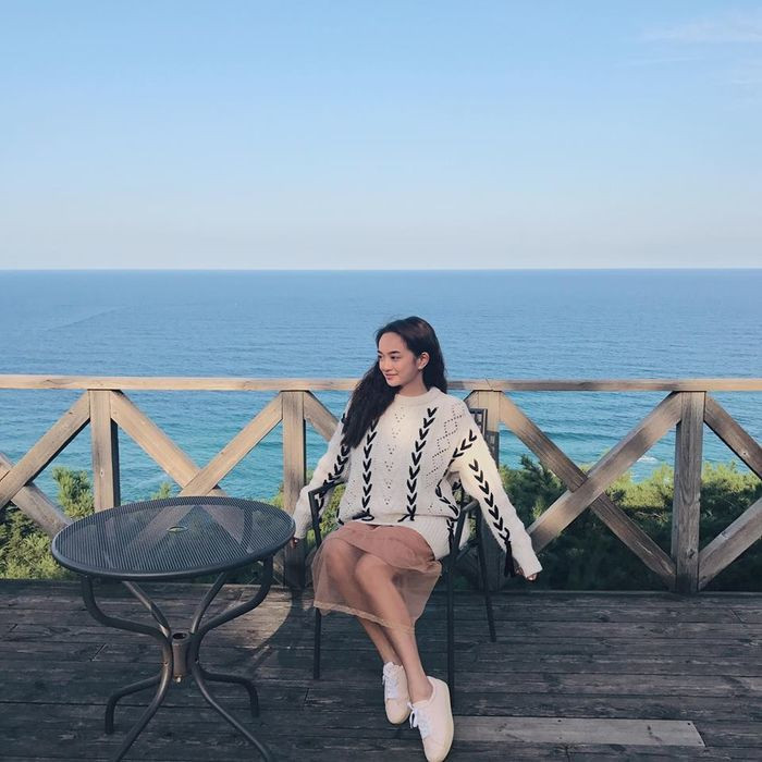 Kaity Nguyễn đã "đốn tim" giới trẻ bởi ngoại hình xinh xắn. Mới đây, nhờ vào kinh nghiệm am hiểu về mỹ phẩm và làm đẹp của mình, Kaity Nguyễn được đài truyền hình Arirang của Hàn Quốc chọn làm host cho loạt chương trình về làm đẹp, du lịch và ẩm thực tại đây. Ngoài ra, cô còn được mời tham dự hoạt động quảng bá cho Thế vận hội mùa đông - Olympic Pyeongchang 2018. Trong suốt khoảng thời gian ở Hàn Quốc, Kaity Nguyễn liên tiếp tham gia các hoạt động nằm trong chuỗi sự kiện được thực hiện bởi Trung tâm Văn hóa Hàn Quốc (KOCIS) và đài truyền hình Arirang. Kaity còn bật mí thêm sẽ là khách mời chính thức trong sự kiện kỷ niệm 25 năm quan hệ hữu nghị Việt - Hàn được tổ chức tại Hàn Quốc. Với bằng ấy thành tích cũng như nổ lực của mình, Kaity Nguyễn được xem như một cái tên đầy hứa hẹn trong tương lai của làng giải trí Việt.