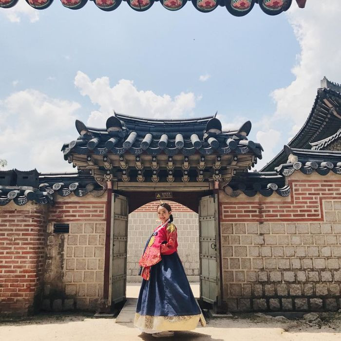 Một số hình ảnh của cô nàng tại Hàn Quốc. Jun Vũ Jun Vũ tên thật là Vũ Phương Anh, nàng hot girl sinh năm 1995 là một người mẫu và diễn viên điện ảnh gốc Việt định cư tại Thái Lan từ năm 15 tuổi. Jun Vũ nổi tiếng khi là người mẫu cho nhiều thương hiệu thời trang nổi tiếng ở Thái Lan và thế giới.