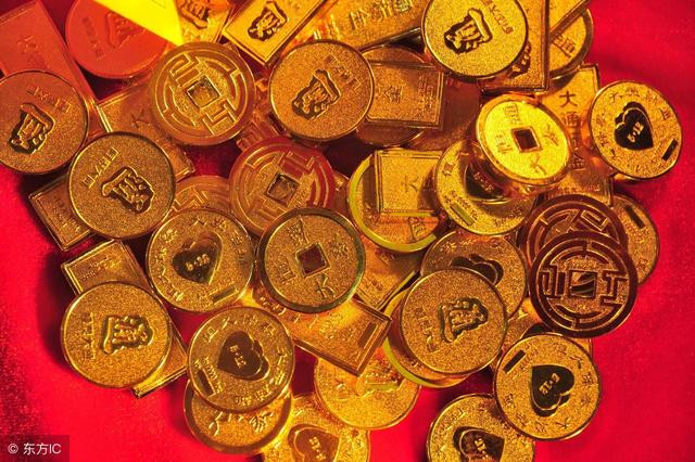 Ngoài ra, theo tử vi 12 con giáp, với những người tuổi Tuất làm công sở, họ sẽ được cấp trên trọng dụng, cơ hội đi đây đó mở mang mối quan hệ nhiều hơn. Từ đó có những vận may về tài chính chờ đón.