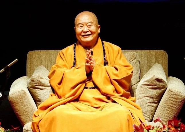 Sinh ngày 22/7/1927 tại tỉnh Giang Tô, Trung Quốc, Đức Trưởng Lão Hòa thượng Tinh Vân được nhiều người biết với công khai kiến Phật Quang Sơn - quần thể kiến trúc Phật giáo đồ sộ tọa lạc tại Cao Hùng (Đài Loan).
