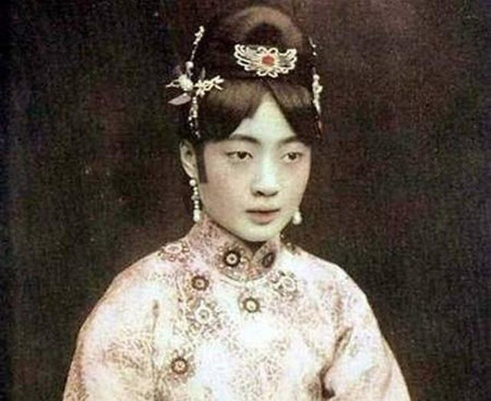Ngoài ra, hoàng hậu Uyển Dung còn có thói quen "lạ" khác khi tắm. Thái giám Tôn Diệu Đình kể rằng, bà hoàng này thường tắm trong một chiếc bồn sứ lớn.