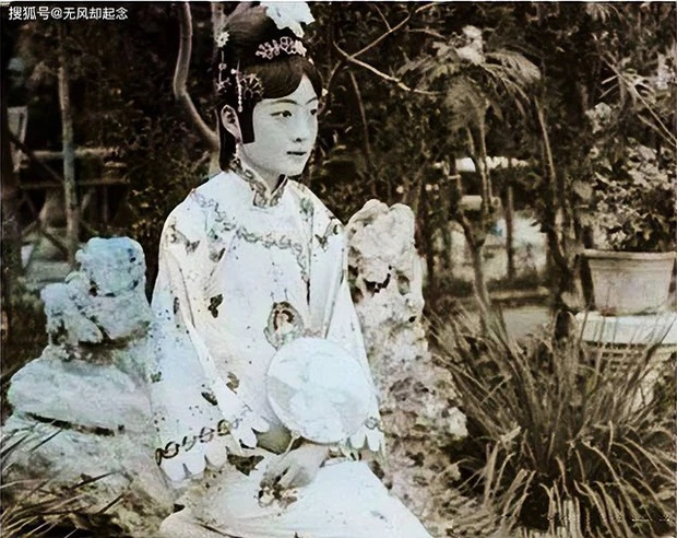 Xuất thân trong gia tộc Quách Bố La thị, hoàng hậu Uyển Dung thông minh, xinh đẹp và đa tài. Bà hoàng này ở trong Tử Cấm Thành khoảng 2 năm trước khi vua Phổ Nghi thoái vị, buộc phải rời khỏi hoàng cung vào tháng 11/1924.