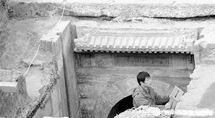 Bên trong nơi chôn cất Lý Liên Anh, các nhà khảo cổ chú ý đến cỗ quan tài màu đỏ tím, được sơn son thếp vàng. Nó được đặt trên phản đỡ làm từ ngọc bích. Xung quanh quan tài của hoạn quan này có khá nhiều trang sức, mặt dây chuyền và tiền xu đồng khắc chữ "Lý".