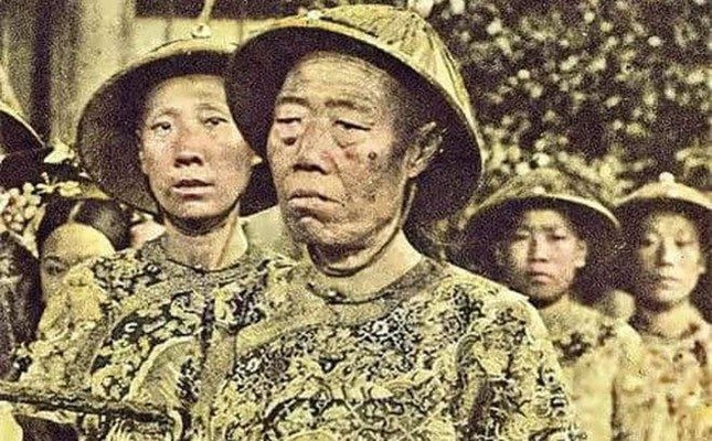 Nhiều quan lại xum xoe, bợ đỡ, hối lộ hoạn quan này để Lý Liên Anh nói những lời tốt đẹp trước mặt Từ Hi Thái Hậu giúp thăng tiến trên quan trường. Nhờ đó, thái giám này không chỉ có ảnh hưởng lớn mà còn vô cùng giàu có.