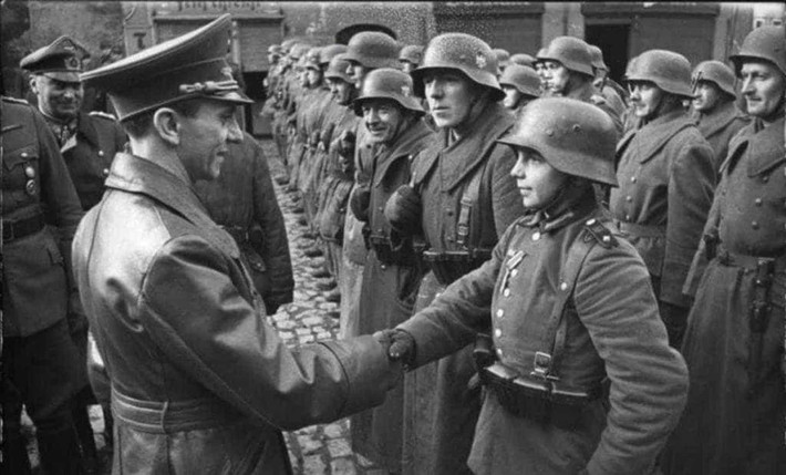 Thêm nữa, Hitler hy vọng chiến dịch tấn công xâm lược Liên Xô sẽ chia rẽ Liên Xô với các nước Đồng minh ở châu Âu và châu Á.