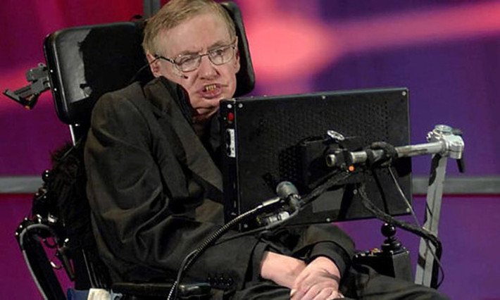 Tiếp đến, nhà khoa học Hawking tiên tri trí tuệ nhân tạo (AI) có thể đe dọa sự tồn vong của con người. Ông dự đoán AI sẽ sớm đạt tới trình độ khiến nó trở thành một dạng sống mới vượt trội hơn con người.