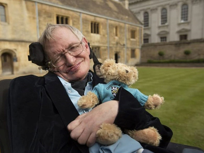 Giáo sư Hawking còn nhấn mạnh AI có thể thay thế hoàn toàn con người dù ông không đưa ra mốc thời gian cụ thể.