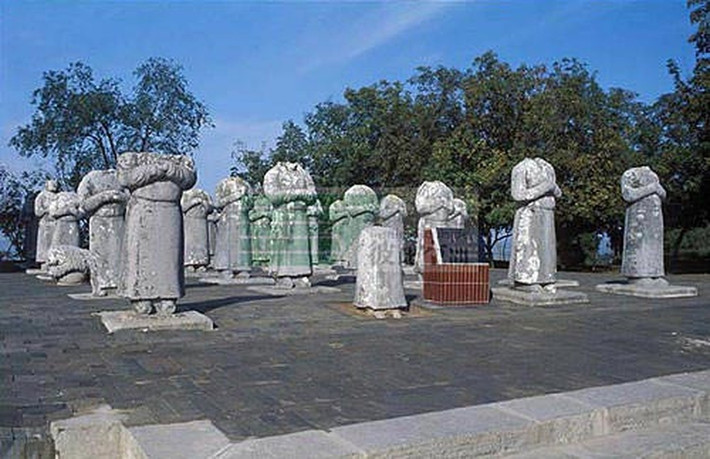 Tiếp đến, Càn Lăng được xây dựng tại sườn núi Lương Sơn. Ngọn núi này giống như một chiếc áo giáp kiên cố giúp bảo vệ lăng mộ bất khả xâm phạm.