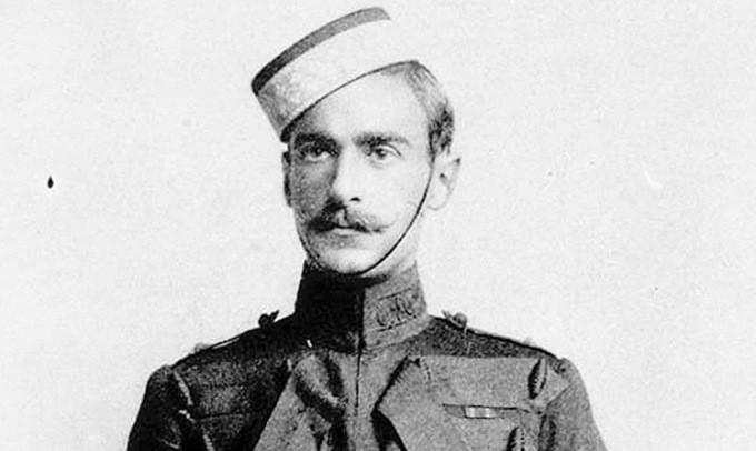Sinh năm 1880 ở Brussels, người lính "bất tử" Adrian Carton de Wiart lớn lên trong một gia đình quý tộc Bỉ. Khi lên 6 tuổi, mẹ của Wiart qua đời. Sau đó, cha của ông lấy vợ mới và ông Wiart được gửi vào một trường nội trú ở Anh.