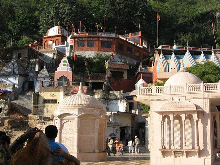 Nằm ở giữa thung lũng Kangra, bang Himachal Pradesh, Jwala Ji là ngôi đền cổ linh thiêng của Ấn Độ. Hàng năm, nhiều người dân đến ngôi đền này để cầu xin nữ thần Sati ban phước, che chở.