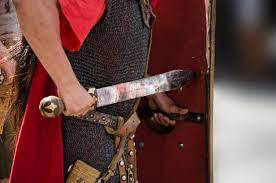 Các thợ rèn kiếm chế tác thanh kiếm Gladius với phần cán và chuôi làm từ gỗ. Trong khi đó, lưỡi kiếm được rèn từ thép chất lượng cao. Nhờ đó, vũ khí này có độ sắc bén và độ bền cao.