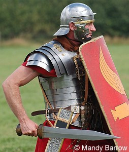 Loại kiếm Gladius được binh sĩ La Mã sử dụng trong cận chiến. Vũ khí này thích hợp với những đòn đâm, chém kẻ thù ở cự ly gần. Nhờ đó, tướng sĩ La Mã làm tiêu hao khá nhiều lực lượng của kẻ địch. Nhờ sử dụng hiệu quả vũ khí này, quân đội La Mã khiến kẻ thù khiếp sợ và làm lên nhiều chiến thắng lừng lẫy trên chiến trường.