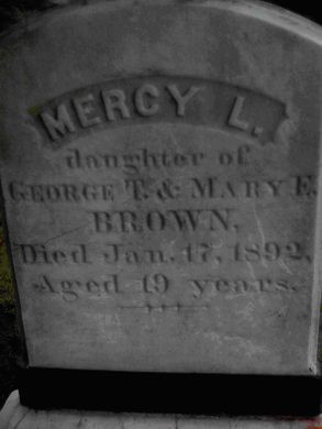 Đến tháng 2/1892, Mercy Brown qua đời vì bệnh lao. Do lúc đó băng giá vẫn bao trùm nên cha của bà quyết định xây một nhà mộ trên mặt đất tại nghĩa trang đồi Chestnut để tạm an táng con gái. Ông muốn chờ đến khi băng tan thì đào đất, xây mộ rồi hoàn tất việc an táng Mercy.
