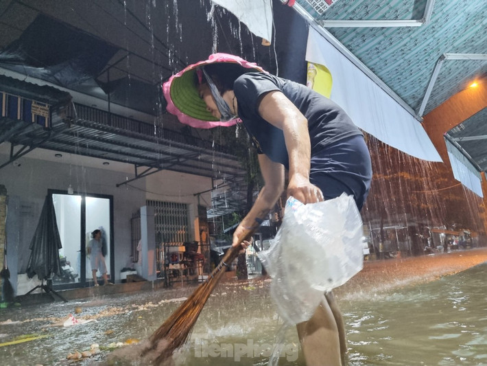 "Trên mưa dưới nước, tui không biết xoay xở kiểu gì cả", chị Diệu bất lực. Theo Đài Khí tượng thủy văn khu vực Trung Trung Bộ, từ ngày 13-15/10, Đà Nẵng có mưa vừa, mưa to, có nơi mưa rất to và dông. Tổng lượng mưa phổ biến 150-300mm, có nơi trên 350mm. Ban chỉ huy Phòng chống thiên tai, tìm kiếm cứu nạn và phòng thủ dân sự TP Đà Nẵng yêu cầu lãnh đạo quận, huyện, các đơn vị chức năng chỉ đạo triển khai phương án phòng chống mưa lớn, ngập lụt, lũ quét và sạt lở đất, đặc biệt là sẵn sàng phương án sơ tán nhân dân.